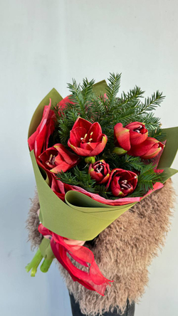 Зимний букет амариллисов с хвоей