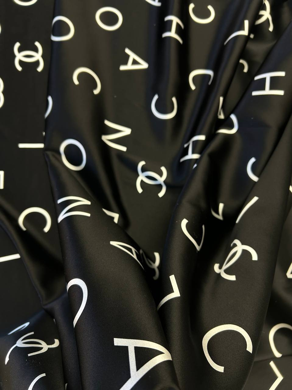 Шелк атласный с эластаном Chanel черный с белым лого
