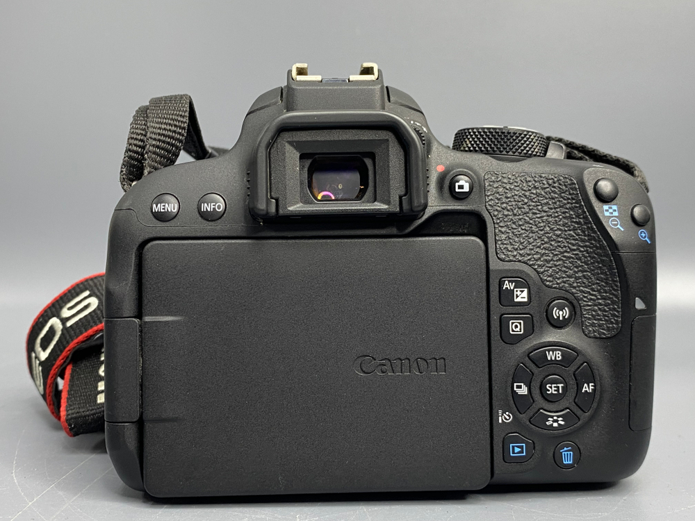 Canon 800D Kit 18-55mm IS STM 7.000 кадров