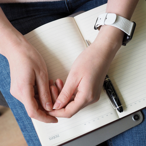 Ремешок для Apple Watch 44/45/46 mm из кожи аллигатора, белого цвета