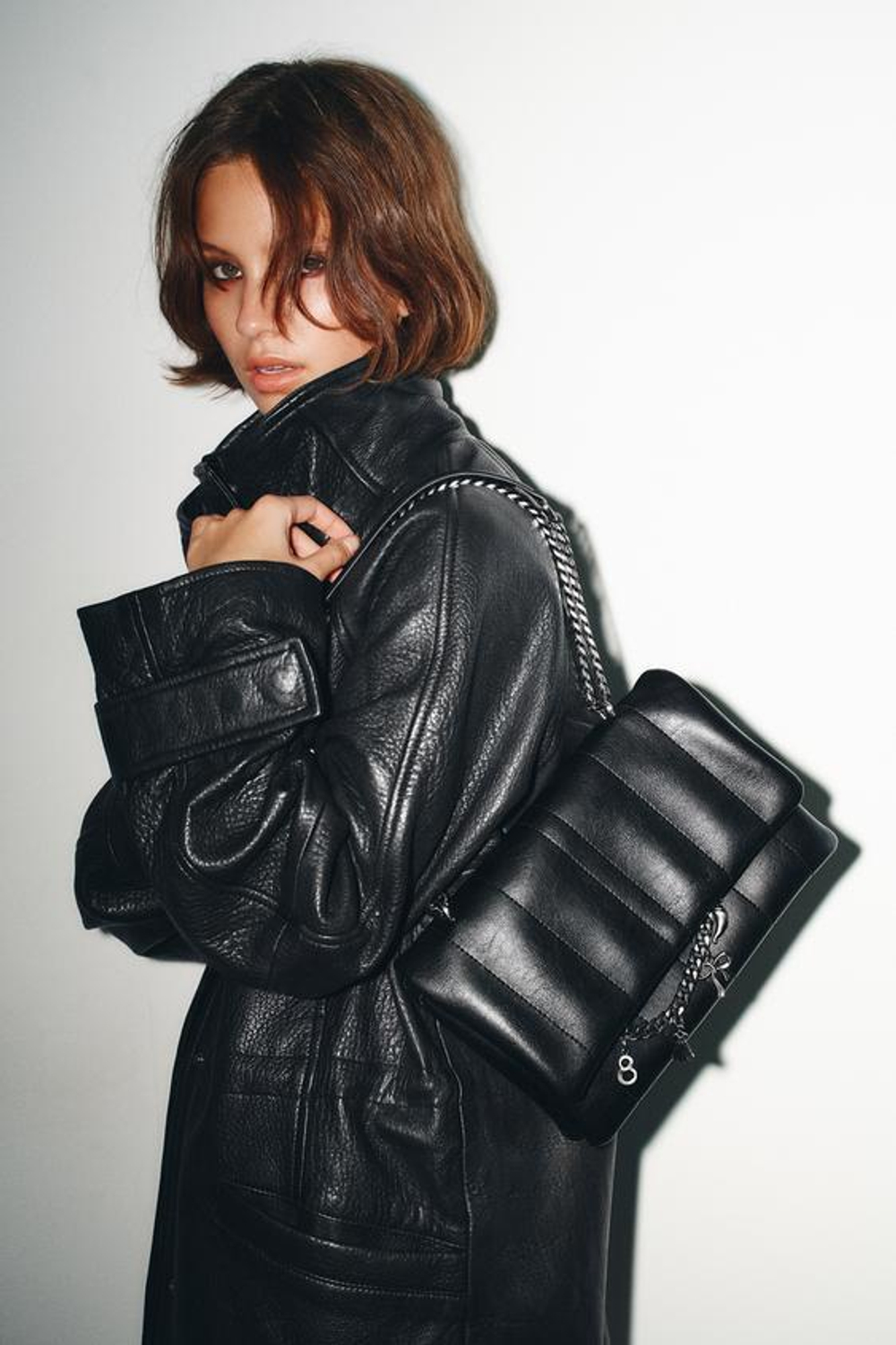 ZARA СТЕГАНАЯ СУМКА С ПЛЕЧЕВЫМ РЕМНЕМ И ПОДВЕСКАМИ, ЧЕРНЫЙ