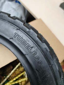 Покрышка бескамерная 3.0-10