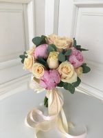 Свадебный буке из пионов, одноголовых роз и эвкалипта