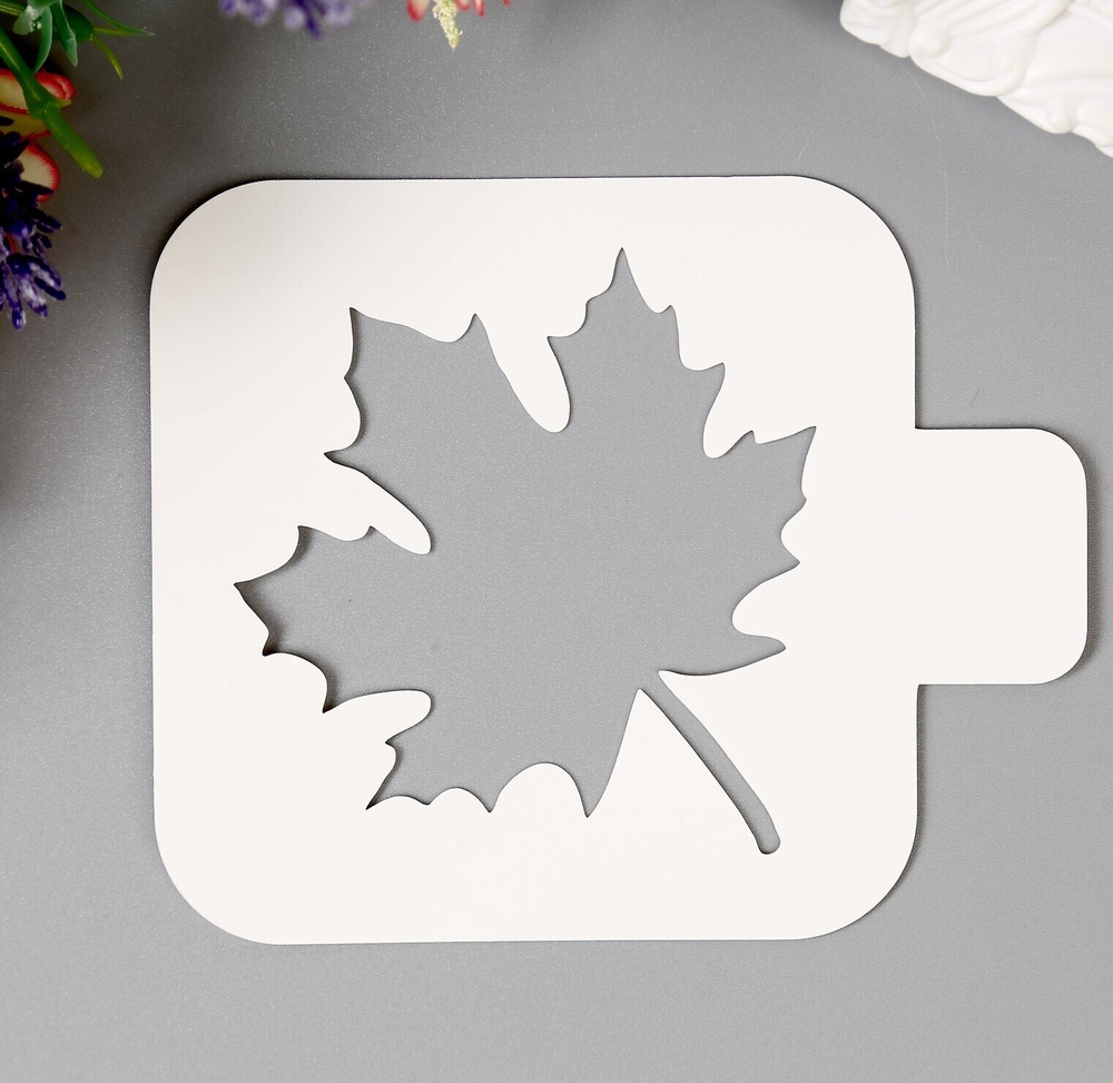 Трафарет пластик "Кленовый лист" 9х9 см