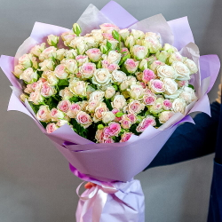 Букет нежных кустовых роз в оформлении