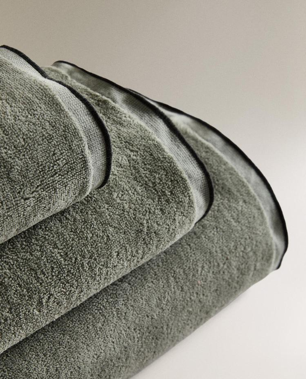 ZARA HOME БАННОЕ ПОЛОТЕНЦЕ ИЗ ВЕЛЮРА С ОТДЕЛКОЙ ОВЕРЛОКОМ, СВЕТЛО-ЗЕЛЕНЫЙ