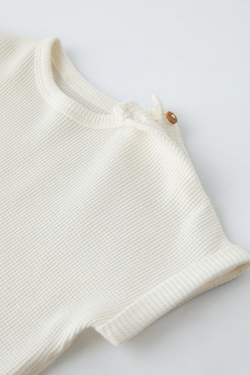 ZARA КОМПЛЕКТ ИЗ ФУТБОЛКИ И ШОРТОВ ИЗ РИФЛЕНОЙ ТКАНИ, ЖЕЛТОВАТО-БЕЛЫЙ