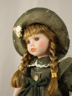 Кукла фарфоровая 12' на подставке