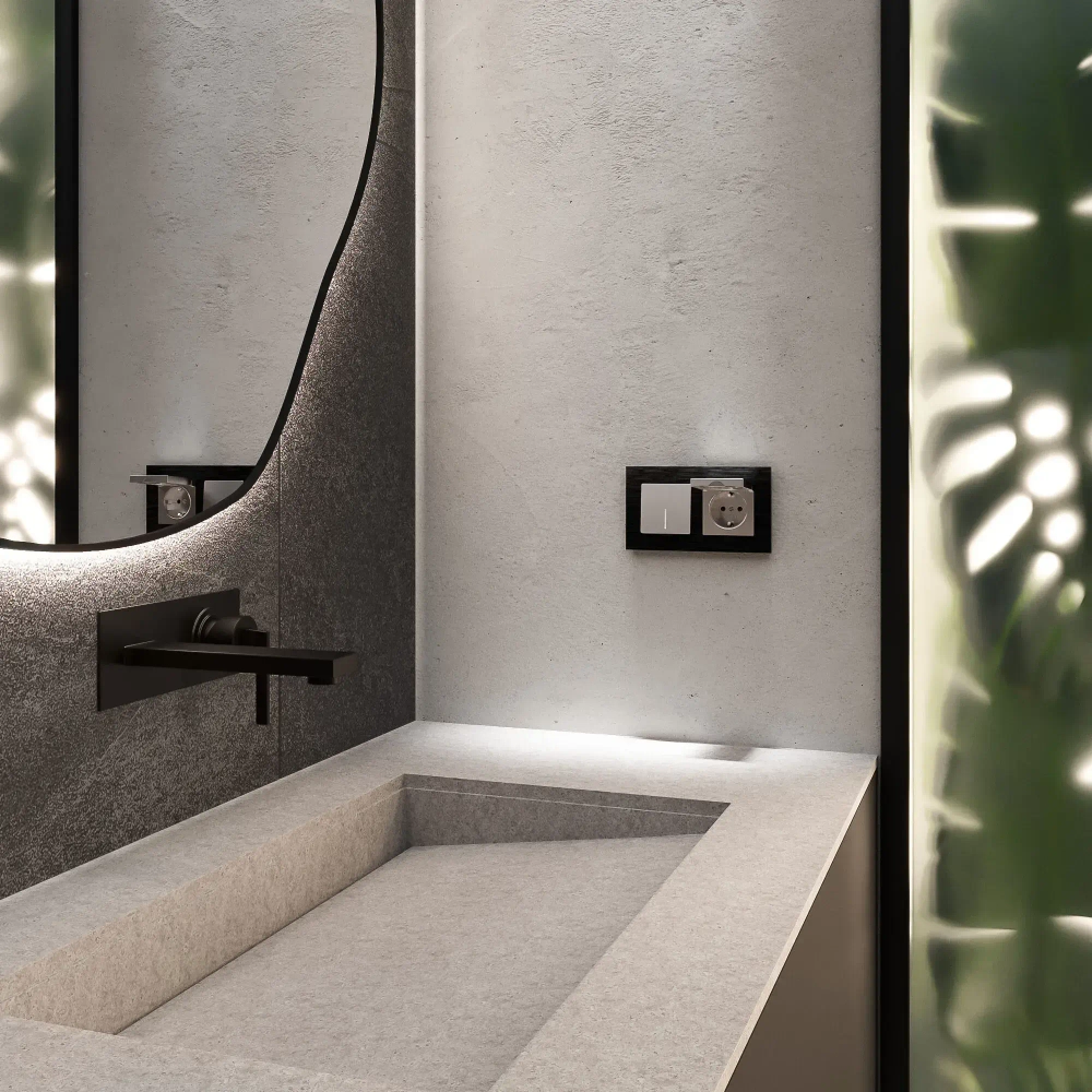 Розетка влагозащищенная с заземлением с крышкой и шторками IP44 (серебряный матовый) W1171265