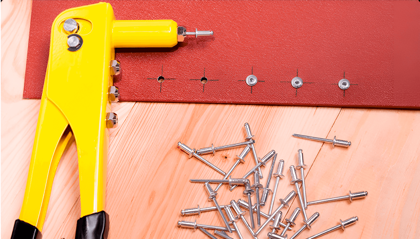 Как пользоваться ручным заклепочником?