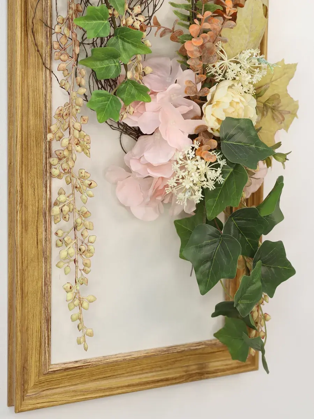 Искусственные цветы для декора стен