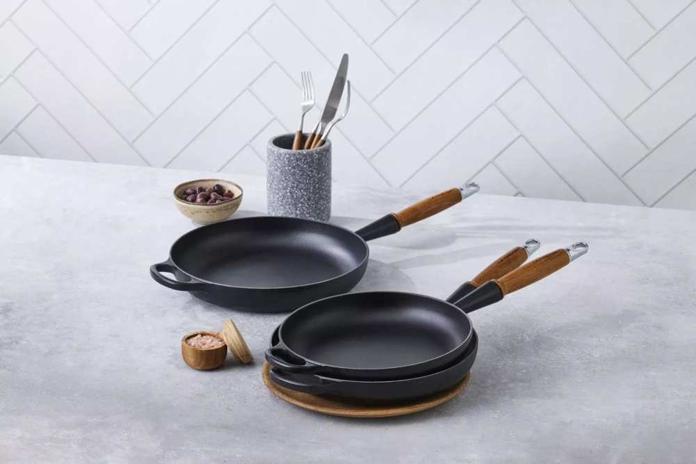 Le Creuset - Сковорода чугунная 26см, черная матовая / артикул   20258260000422  / GTIN 024147324256