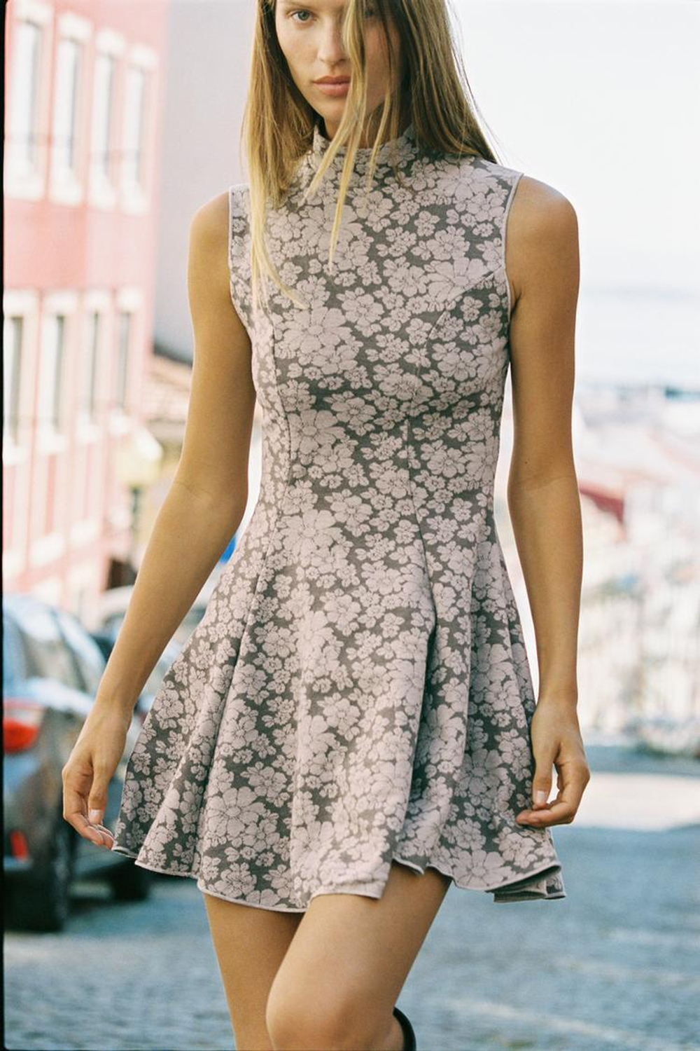 ZARA КОРОТКОЕ ЖАККАРДОВОЕ ПЛАТЬЕ, БЕЖЕВЫЙ