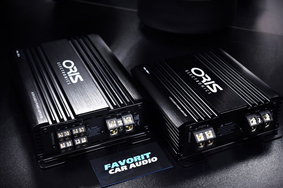 Предлагаем познакомиться с очень солидными усилителями в недорогом сегменте D-класса. Компактные размеры можно оценить по визитке на фото.