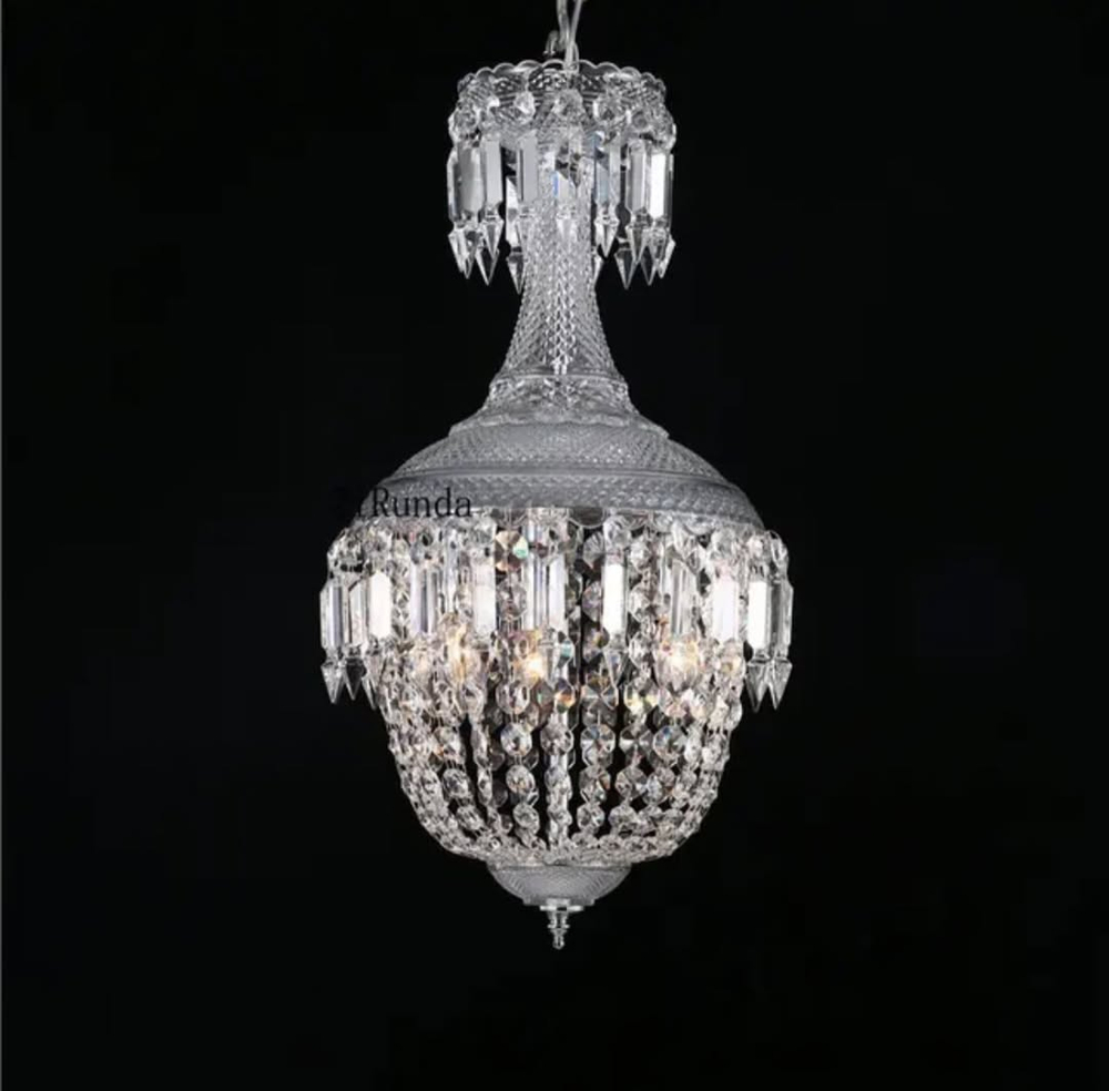 Изящная хрустальная люстра с утончённым сиянием.