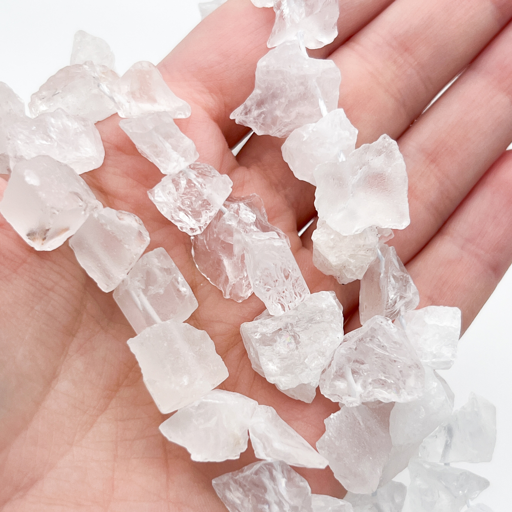 Кварц белый + горный хрусталь, необработанные бусины, размер около 7-12*10-14 мм, цена за отрезок 9-9,5 см (1/4 нити)