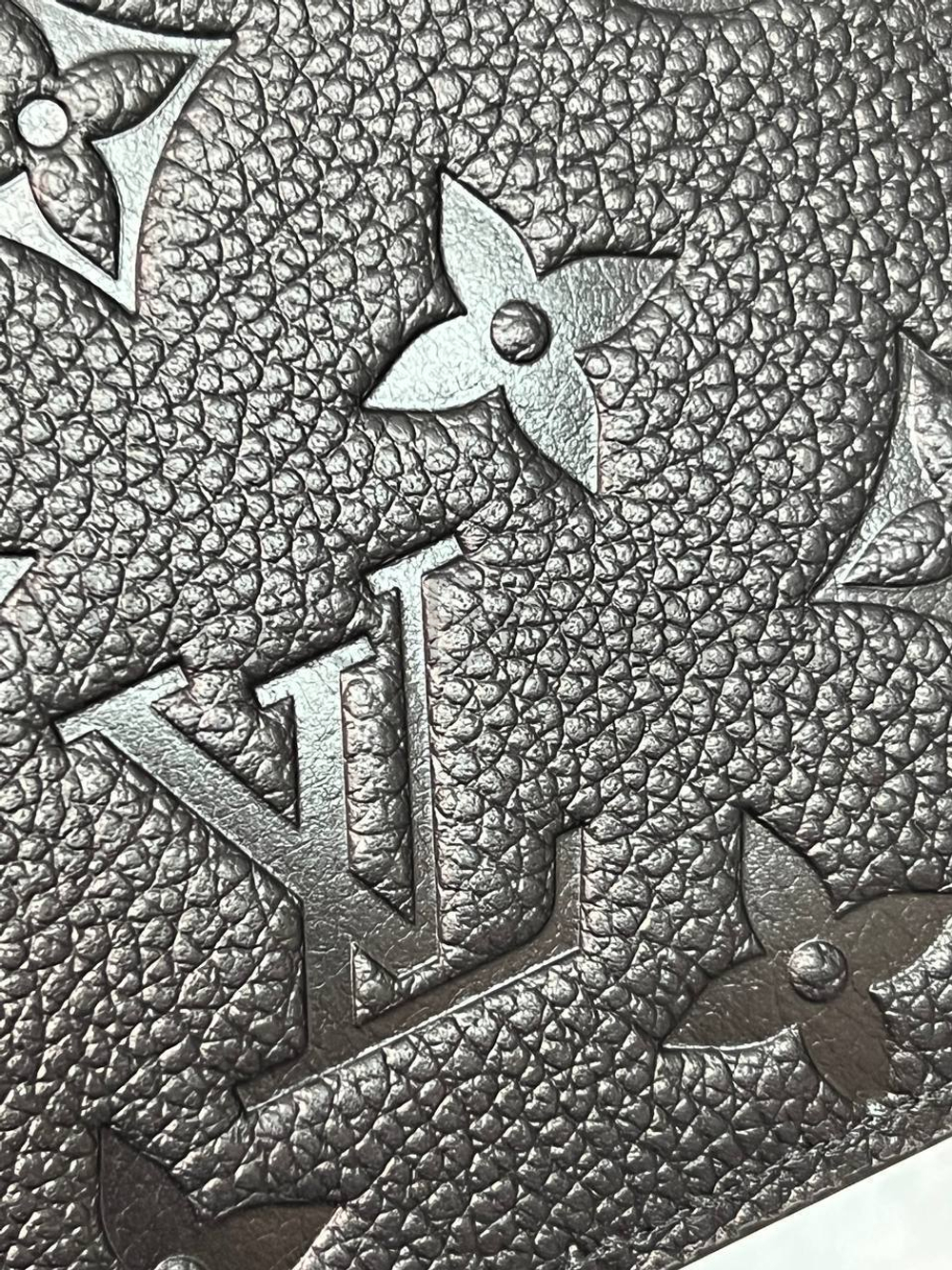 Черная обложка для паспорта Louis Vuitton с тиснением