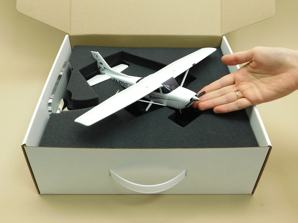 Модель самолета Cessna 172S (М1:32)