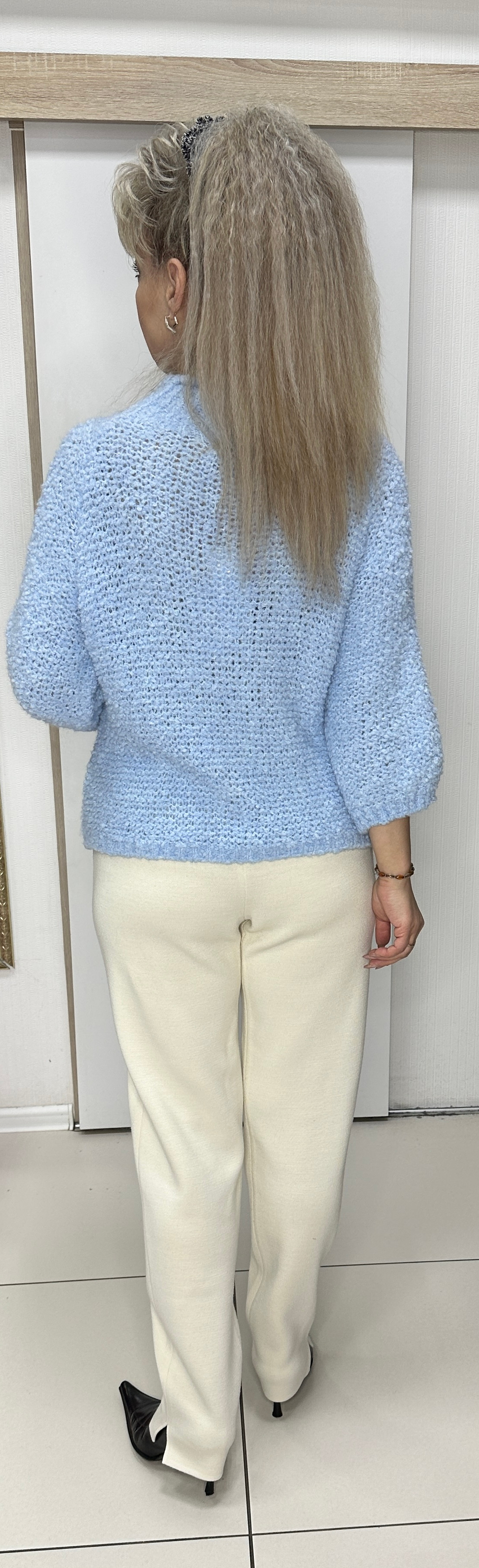 Белые трикотажные брюки на застежке