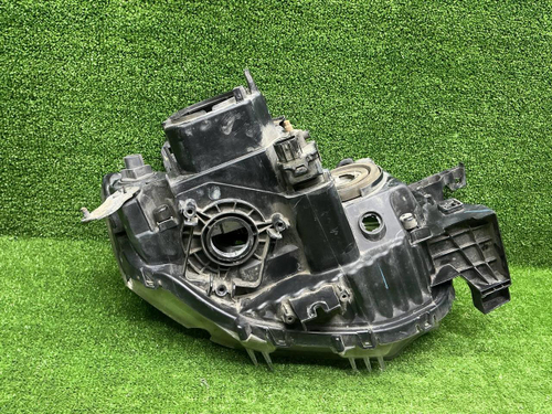 Фара левая Mitsubishi Pajero Sport 2 13-16 ксенон