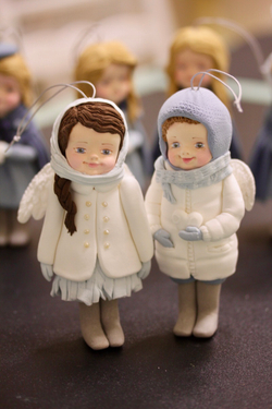 Ёлочная игрушка Мальчик-пупсик в белом пуховичке.