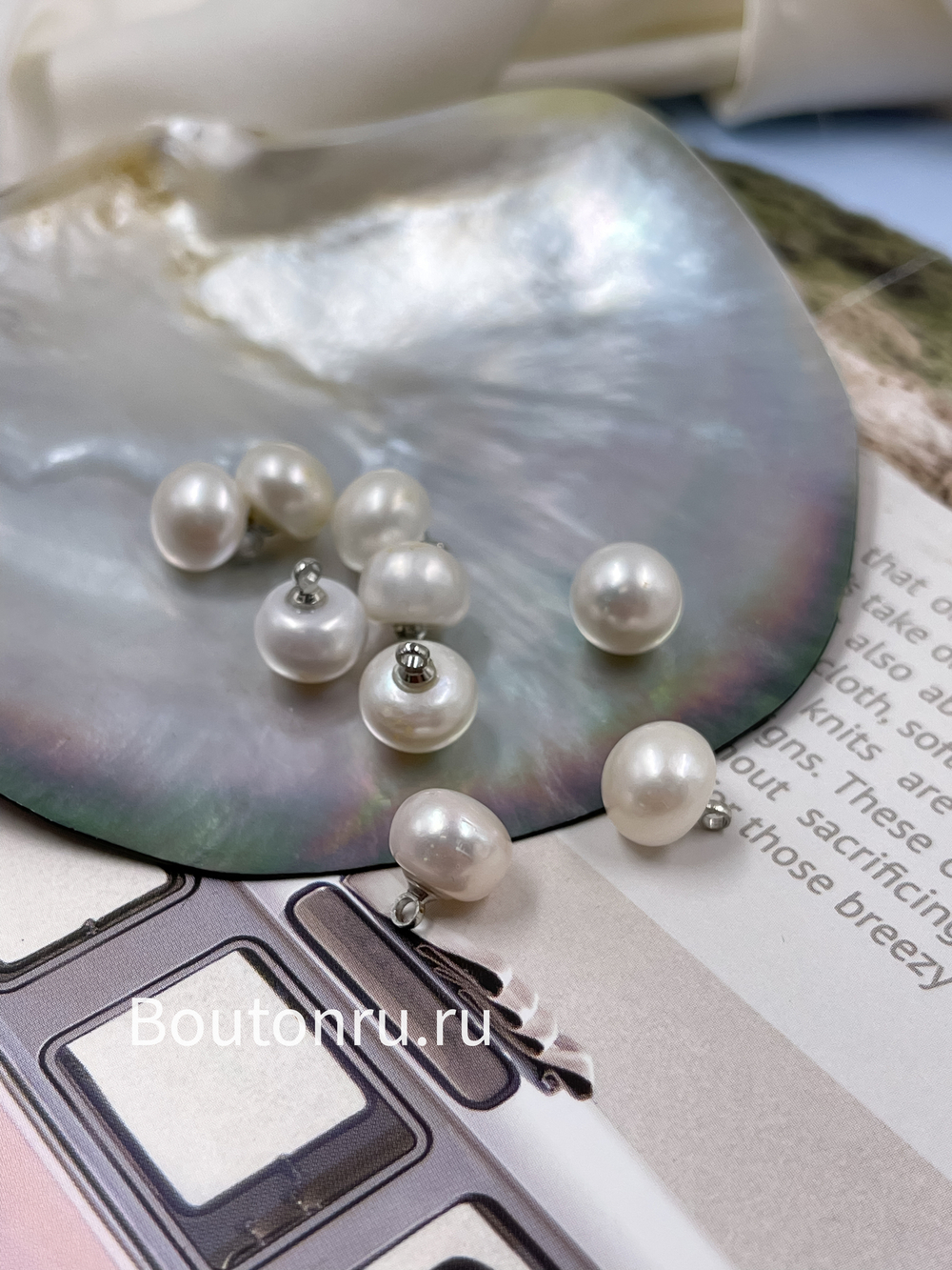 Пуговицы из натурального жемчуга на серебристой ножке