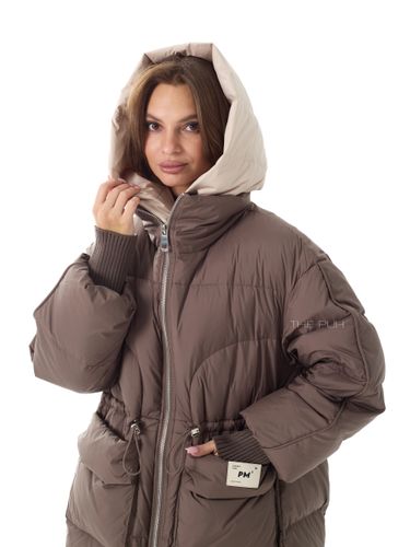 Удлиненный коричневый пуховик с контрастным капюшоном