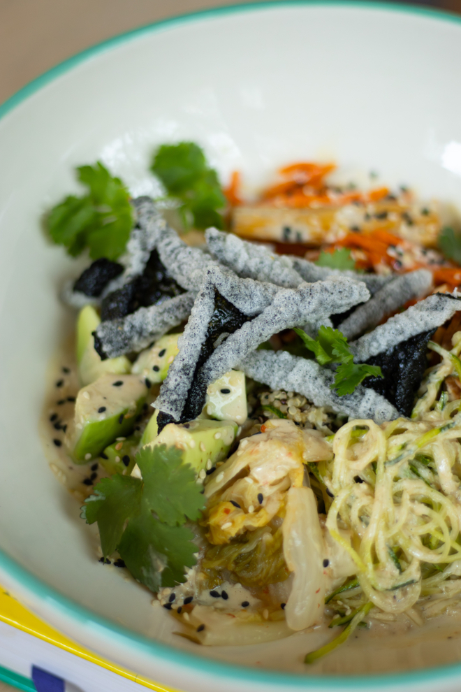 БЕЛКОВЫЙ ПОКЕ-БОУЛ С КИНОА, ТЕМПЕ И ЧИПСАМИ ИЗ НОРИ NEW