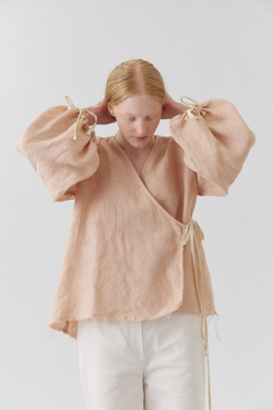 Блузка на запах из бежевого льна