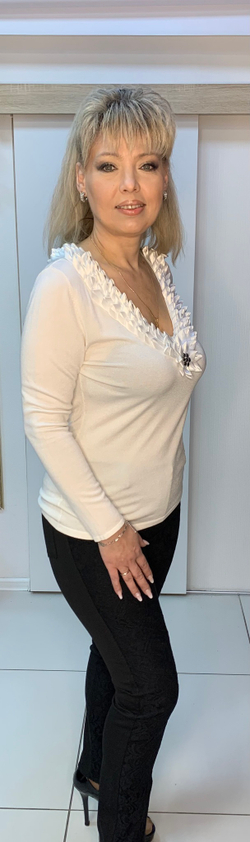 Белый тонкий джемпер с атласным жабо