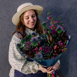 68. Элегантный темный букет с брассикой и эрингиумом