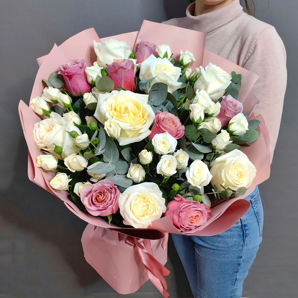 Букет из кустовых и одноголовых роз