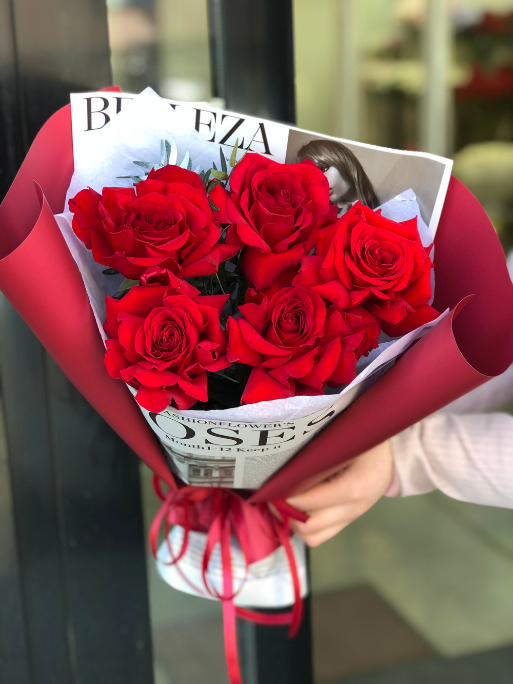 Ажурные розы в стильной упаковке