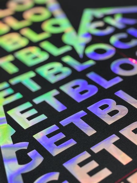 Флекс-печать с эффектом голограммы: сочетание технологии и выразительности Флекс-печать с эффектом голограммы: сочетание технологии и выразительности