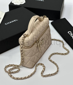 Бежевая сумка Chanel прямоугольная с золотой фурнитурой