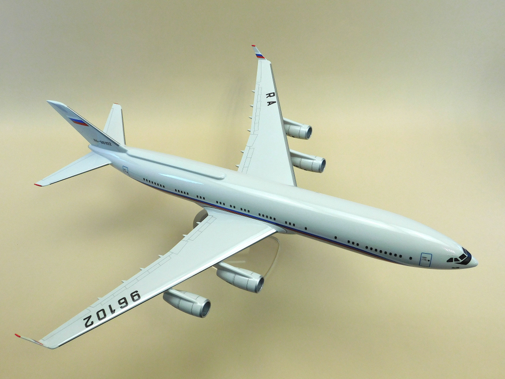 Модель самолета Ил-96-400ПУ (М1:100, СЛО Россия)