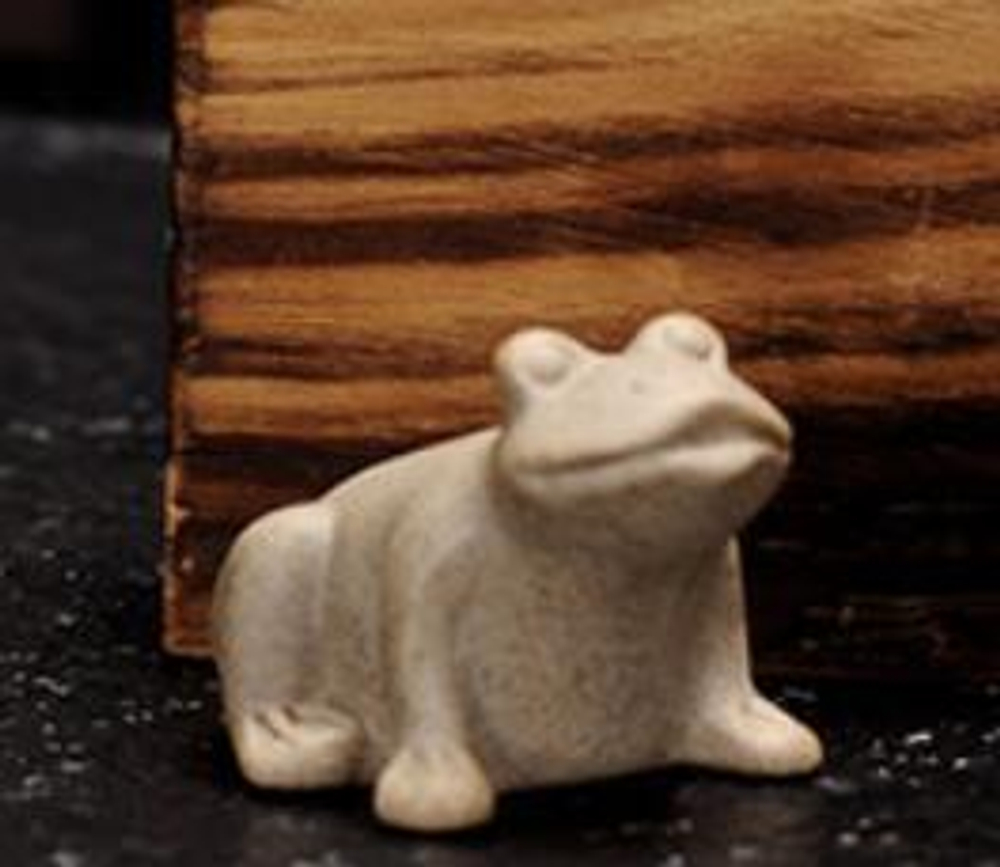 268111.2 Фигурка "Лягушка" мини h=2,9см, l=4,3см, глина песочный