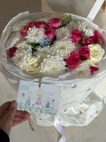 Букет из кустовой пионовидной розы, одноголовых роз, оксипеталума и хризантемы