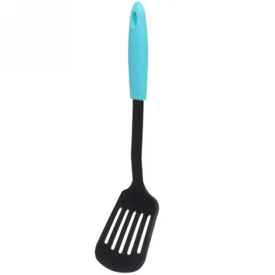 Лопатка кухонная пластиковая с прорезями «Гурман» узкая