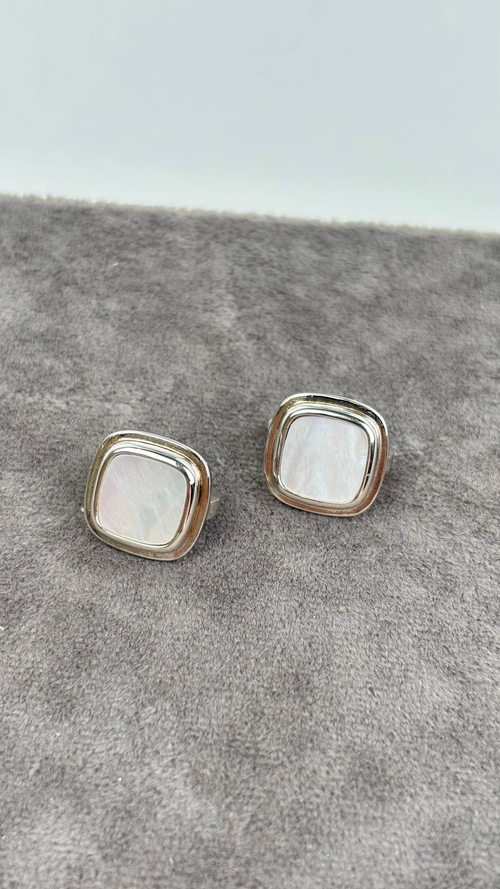 Серьги с перламутром на английском замке