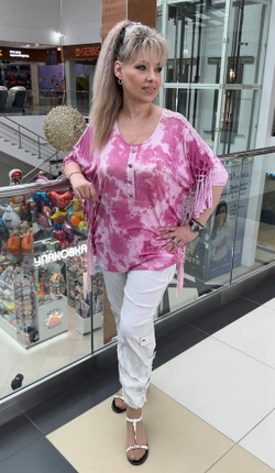 Оригинальный бело-розовый блузон-туника с бахромой