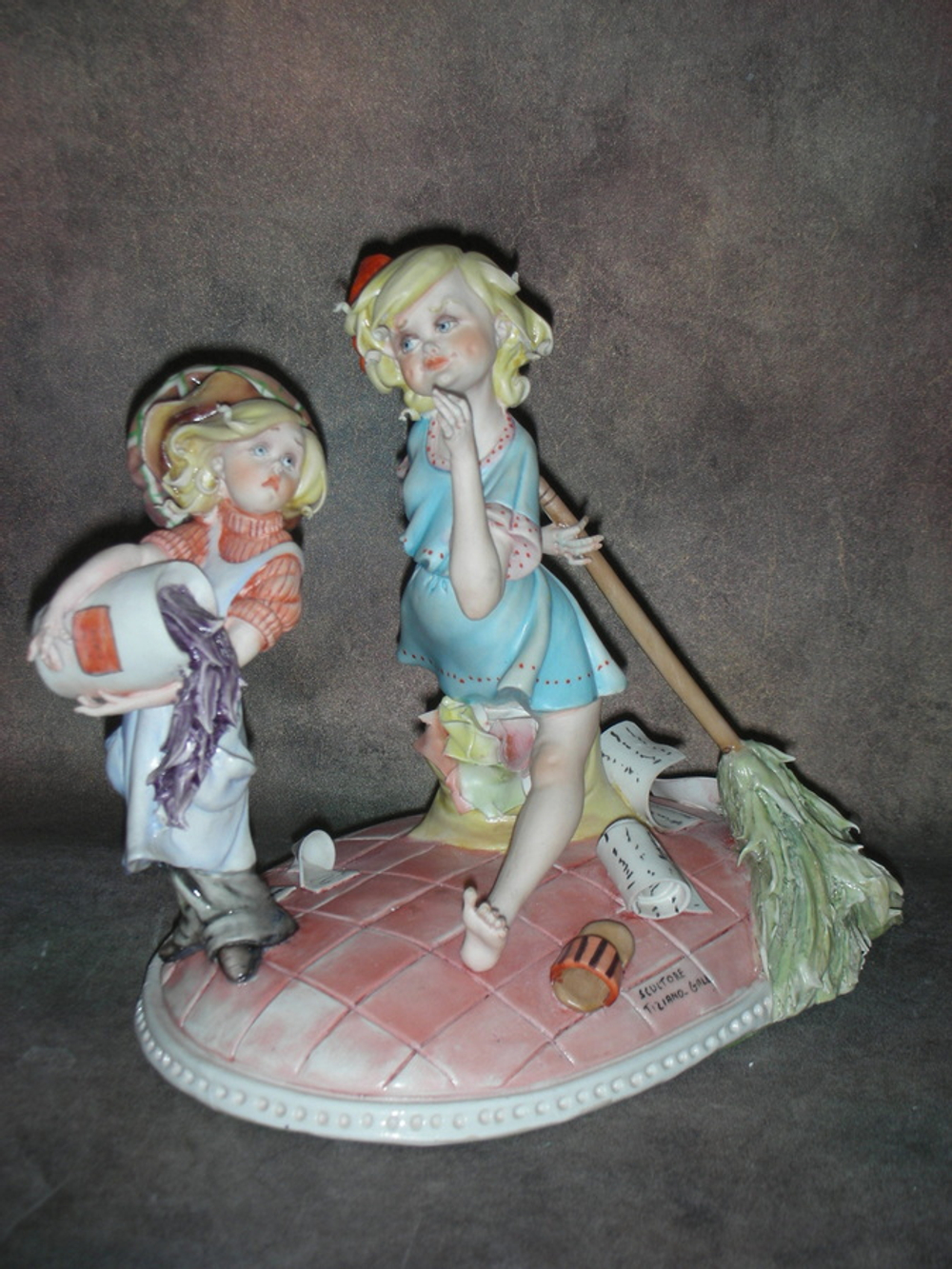 Статуэтка. Фарфор. Помощницы. Capodimonte. Италия