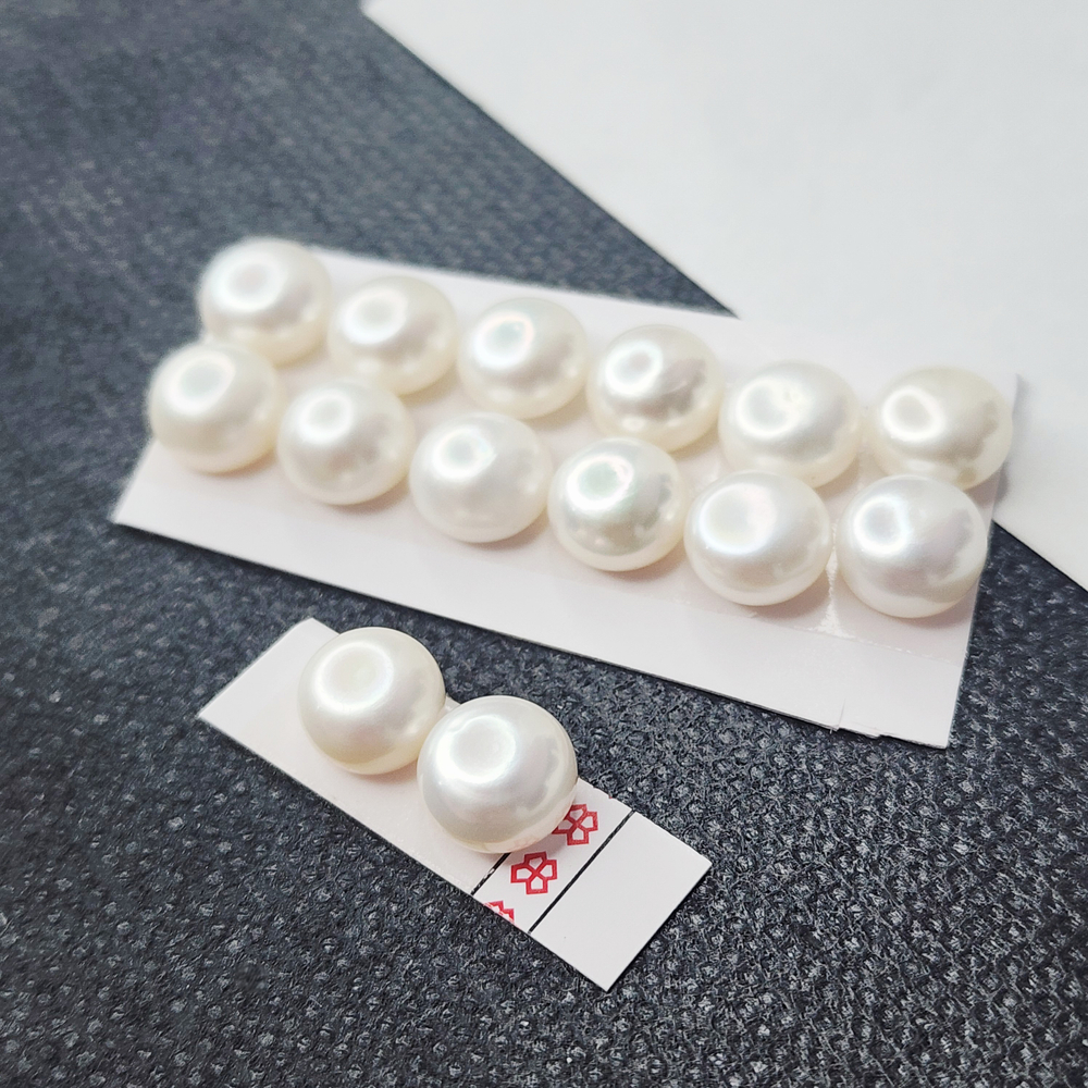 Жемчуг натуральный белый, 9мм, подушечка кабошон, полупросверленный, цена за пару