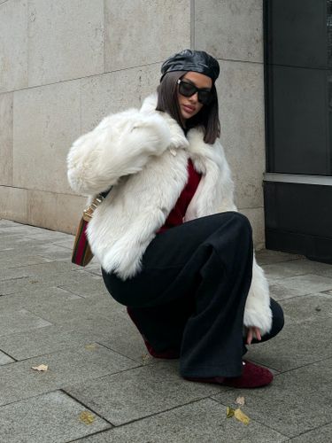 Укороченная белая шуба из овчины