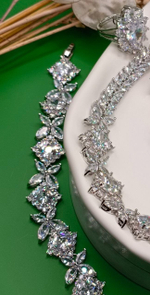 Набор ювелирных украшений из четырех предметов.