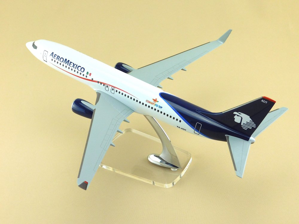 Модель самолета Boeing 737-800 (М1:100 Aero Mexico)