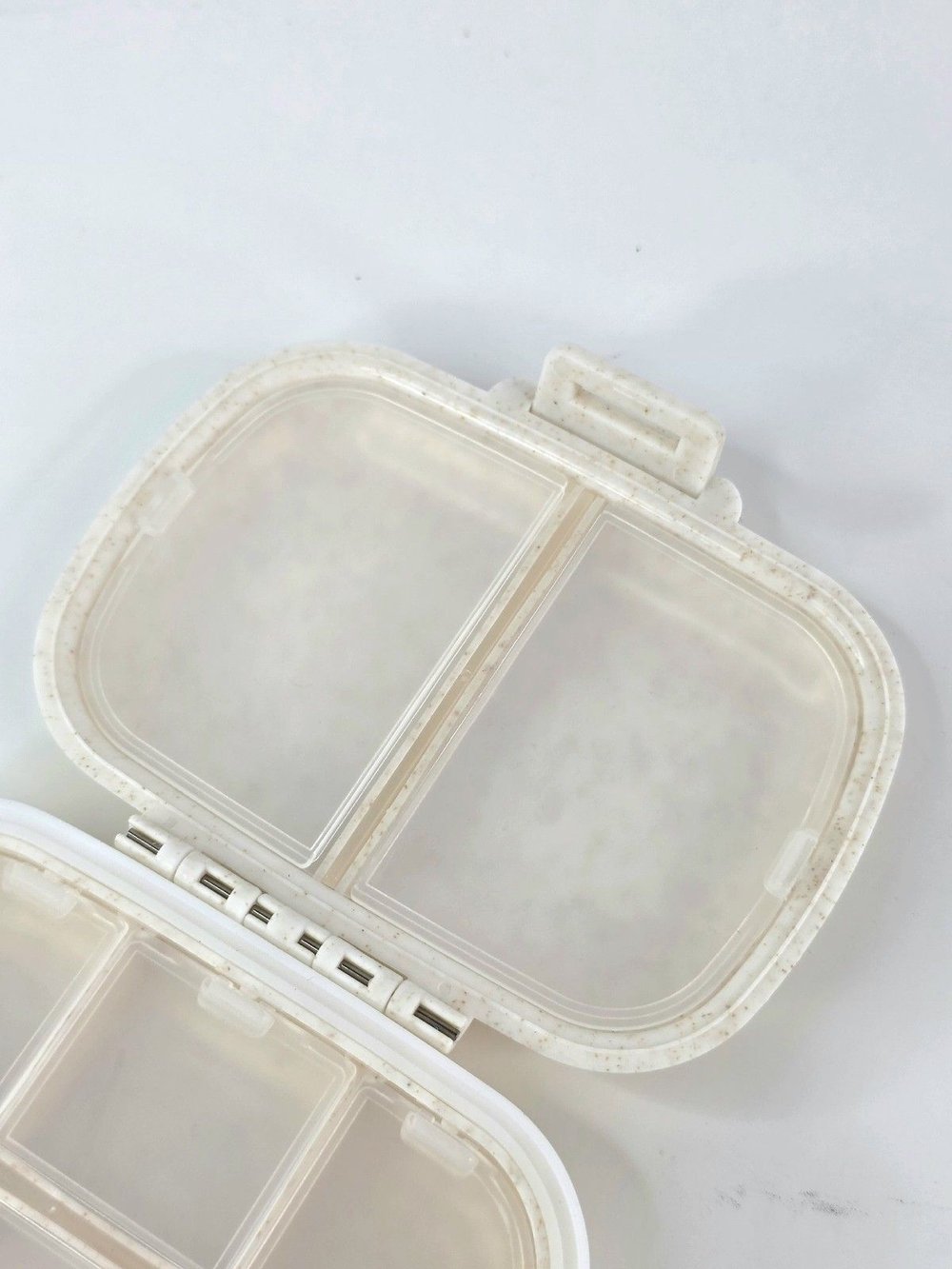 Таблетница маленькая карманная с собой на день 8 ячеек, Белая (М11-097)