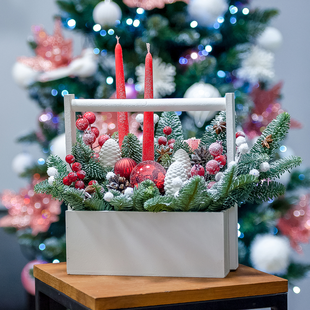 Новогодняя композиция в деревянном ящике в красно-белых тонах
