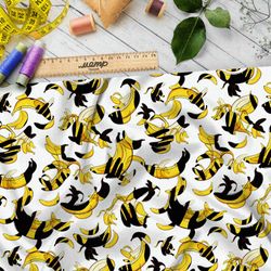 Ткань флис яркие бананы с чёрными тенями на белом фоне