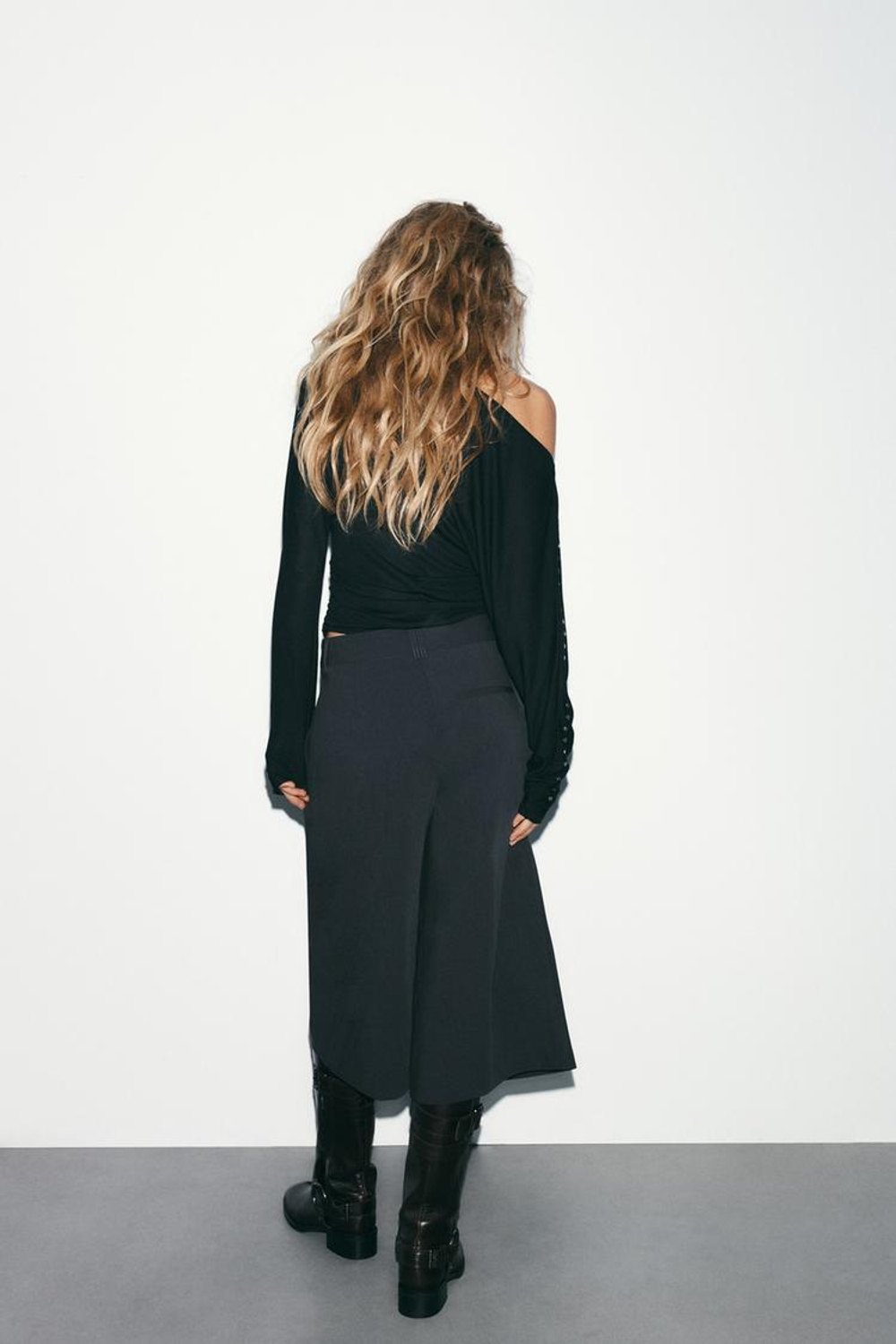 ZARA ФУТБОЛКА С ДЛИННЫМИ РУКАВАМИ И ЗАКЛЕПКАМИ, ЧЕРНЫЙ